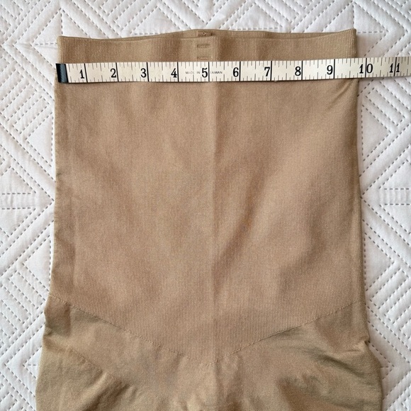 SPANX High Waist Mid Thigh Shapewear Shorts Size M - Picture 2 of 7